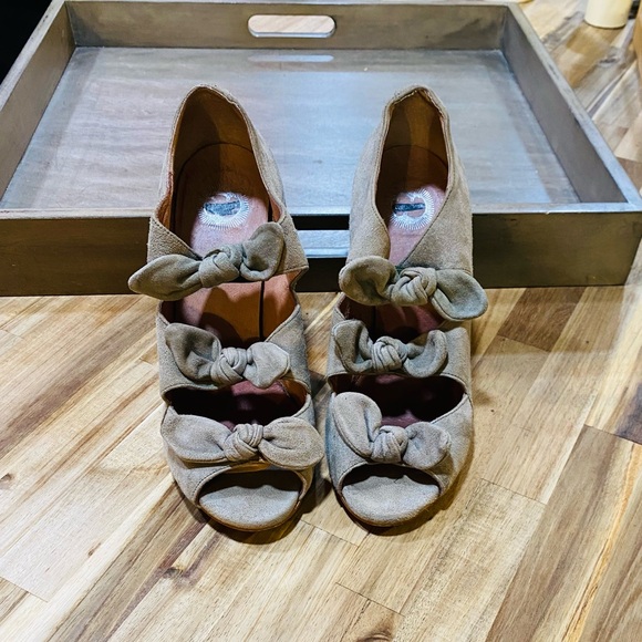 Lucky Penny by Anthropologie Sage Green Bow Heels - Picture 3 of 9